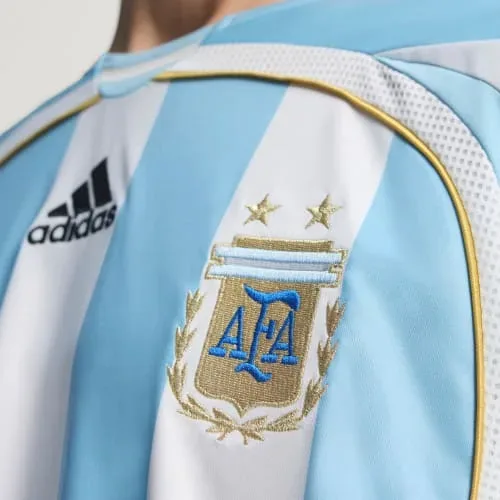 Detail van het Argentinië-thuisshirt 2006: gouden bies langs de kraag en twee sterren boven het AFA-schild