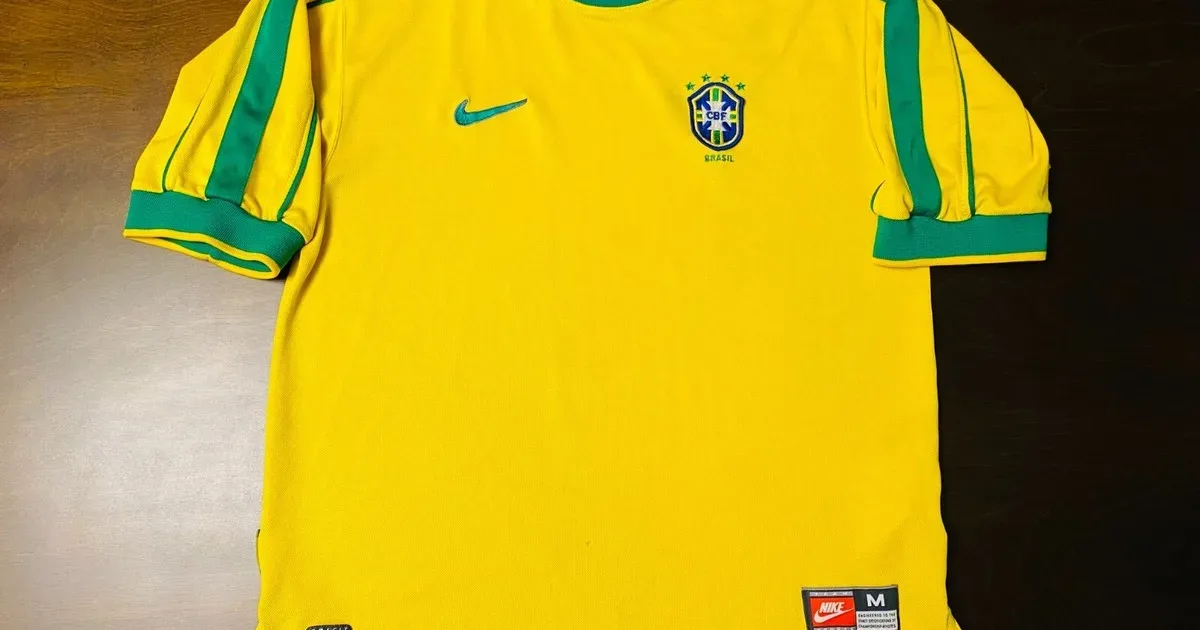 Braziliaans retro thuisshirt geel met groene details uit het WK-tijdperk