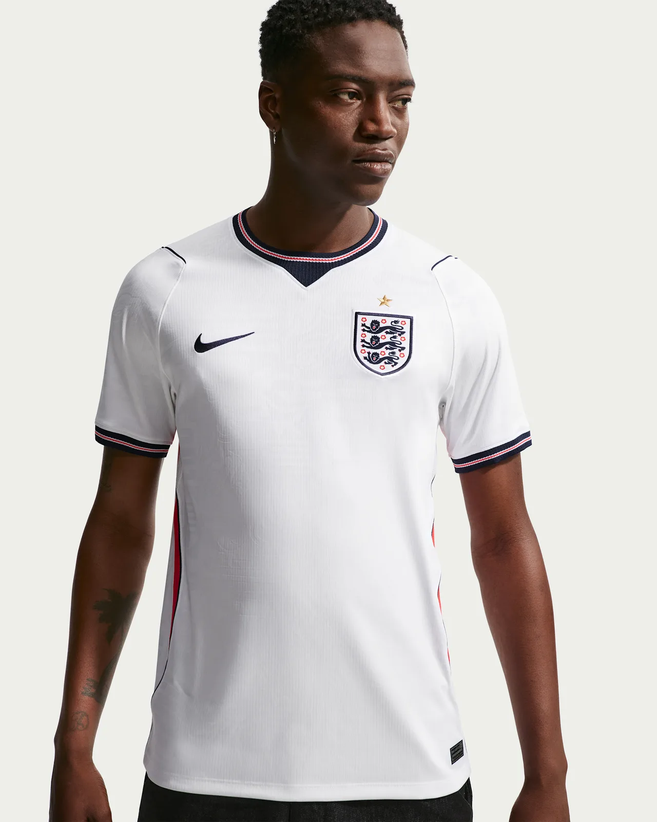 Engeland WK 2026 thuisshirt wit en uitshirt rood naast elkaar
