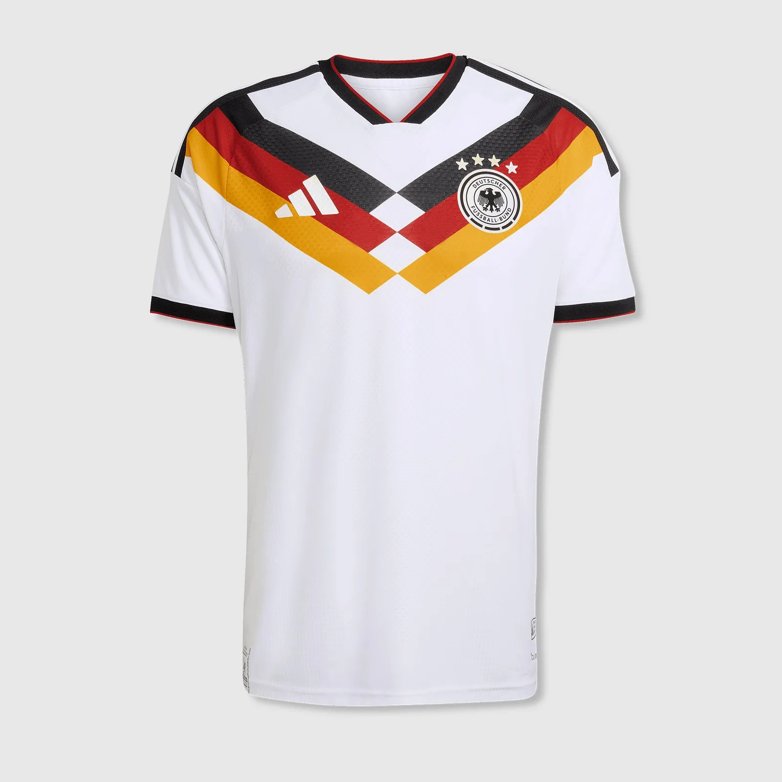 Duitsland thuisshirt 2026 gewoon Jersey tegenover Authentic — detail van stof en pasvorm als bewijs bij uitvoeringkeuze